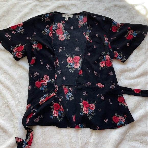SOLD Floral tie front wrap shirt. Short sleeved, baby doll style at bottom - Picture 3 of 4